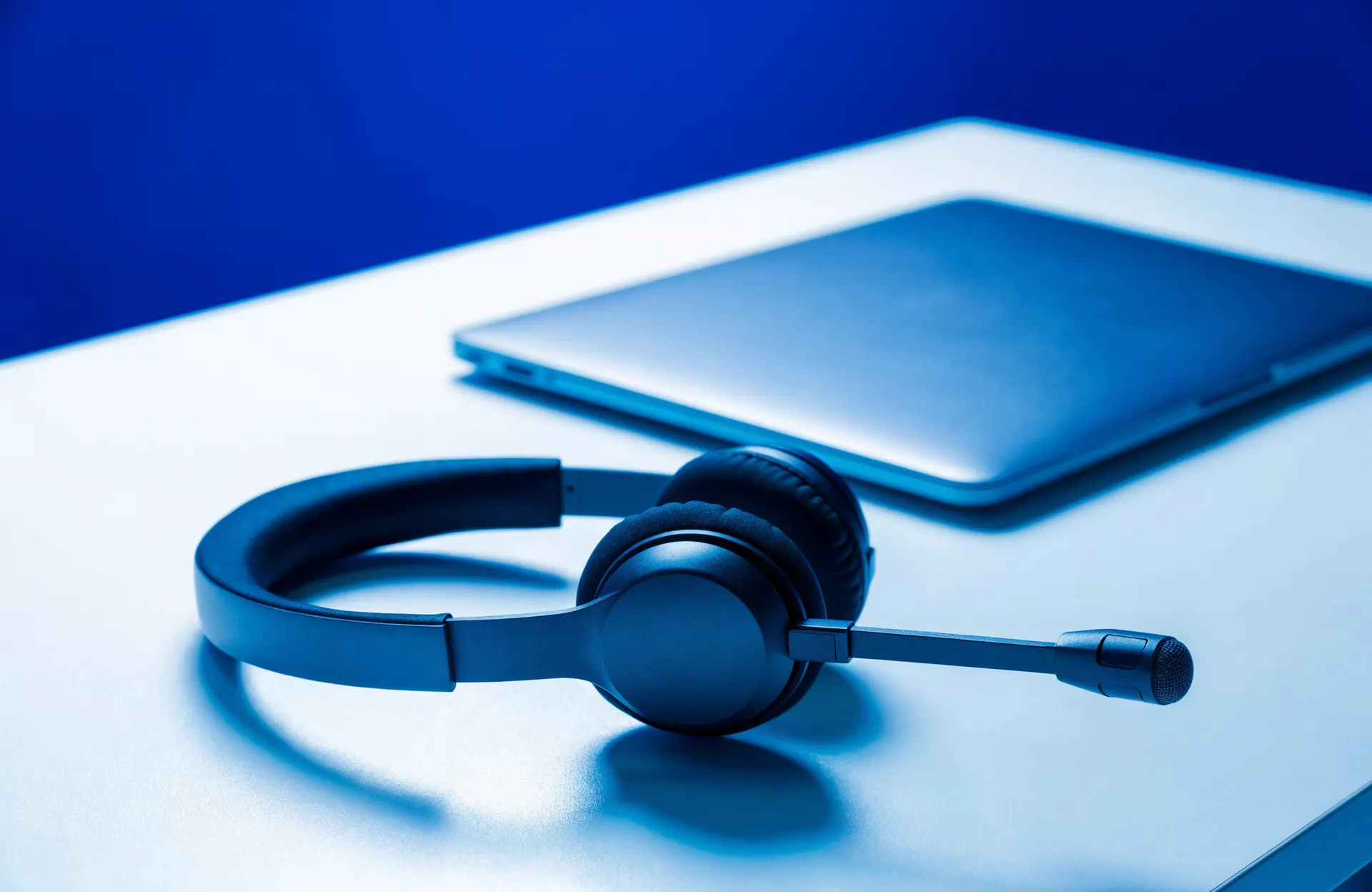 Casque téléphonique professionnel posé sur un bureau
