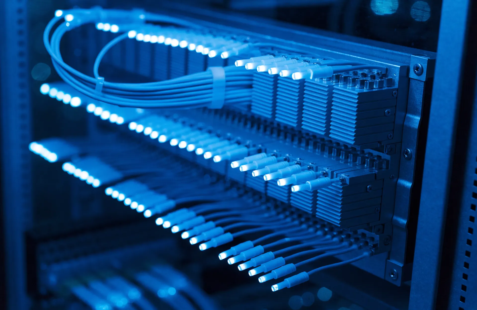 Panneau de brassage fibre optique dans une baie réseau