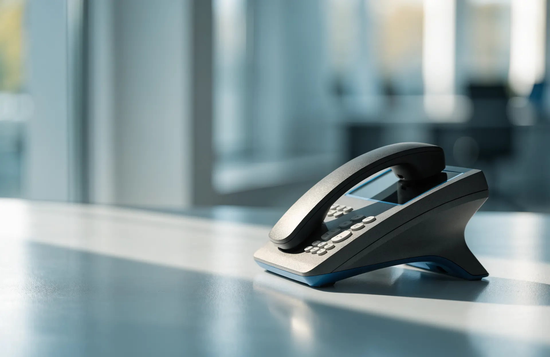 Poste téléphonique IP posé sur un bureau d'entreprise