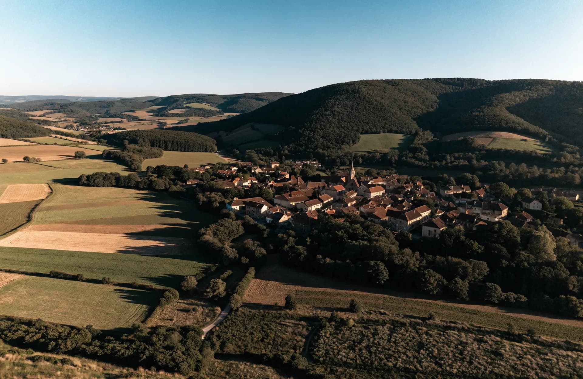Village et campagne du Sud-Ouest vus du ciel